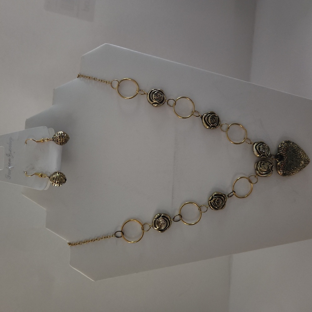 NWT Heart & Rose's Gold Necklace Set